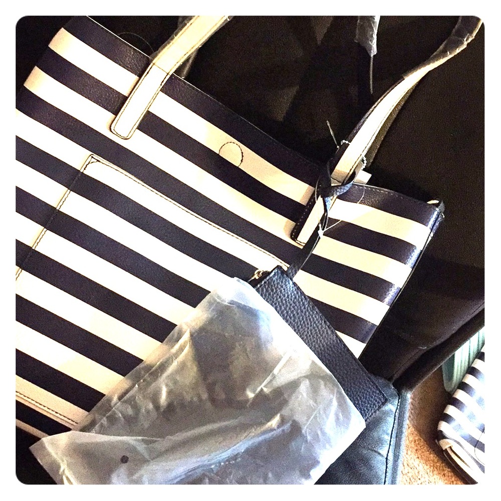 Purse with wristlet